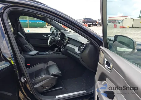 2021 Volvo Xc60 T5 R-Design z USA, uszkodzony, nr VIN YV4102DM7M1810204